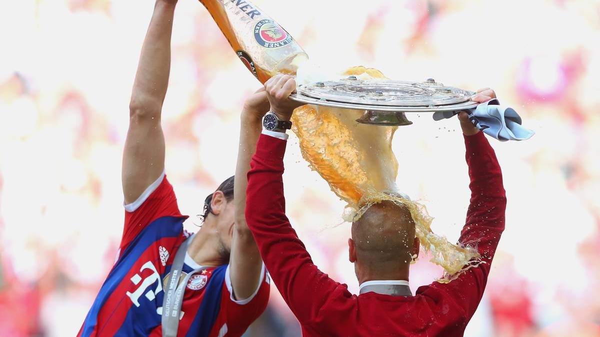 10. Mai 2014: Die Bierdusche zur Meisterschaftsfeier am 34. Spieltag ist bayerische Tradition, der auch Pep nicht entkommt