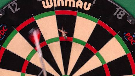 Eine bittere Aufnahme von Dom Taylor erinnert die beiden Kommentatoren Basti Schwele und Robert Marijanovic an einen legendären Moment von Gary Anderson.