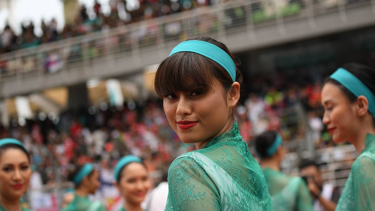 Mit ihrem Stewardessen-Outfit geben sie sich jedenfalls alle Mühe