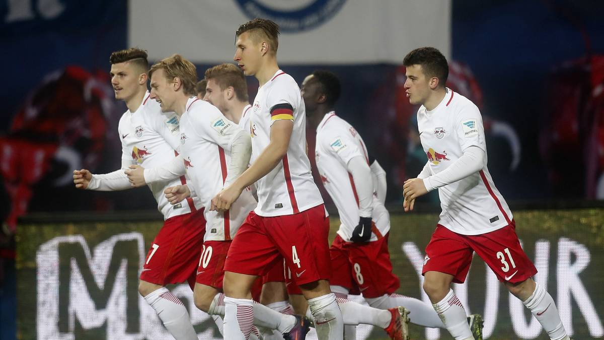 Zwei Minuten nach der Halbzeitpause trifft Kolasinac ins eigene Tor, Leipzig führt wieder