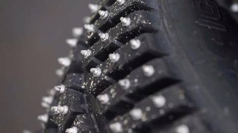Die Metallstifte werden in Handarbeit in den Reifen eingesetzt