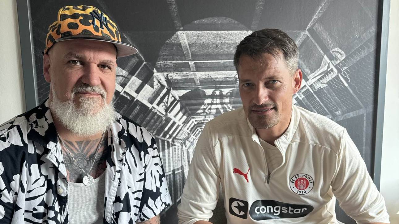St. Paulis neuer Trainer Alexander Blessin (r.) im Gespräch mit SPORT1-Reporter Reinhard Franke