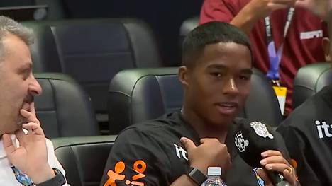 Bei einer Pressekonferenz der brasilianischen Nationalmannschaft vor der WM 2026 schlüpft Endrick in die Rolle eines Reporters. Igor Thiago reagiert mit Humor auf die Fragen seines Mitspielers.