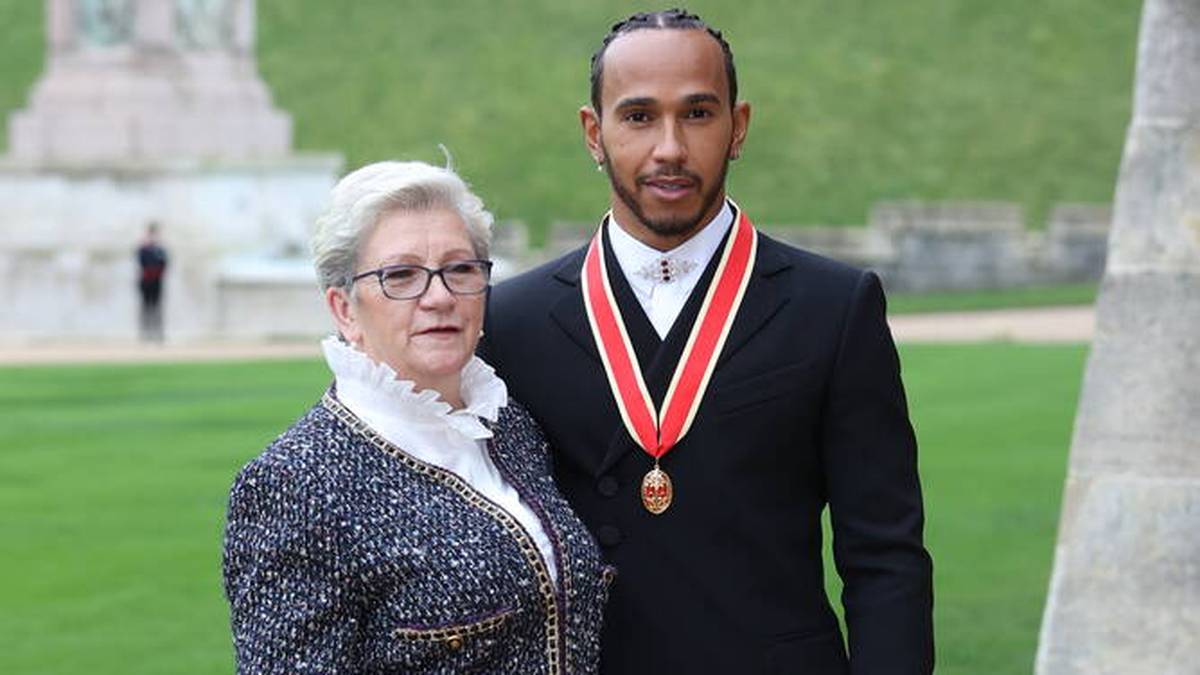 2021: Am 15. Dezember wird Hamilton von Prinz Charles in Schloss Windsor zum Ritter geschlagen. Mit dabei ist bei der Zeremonie auch seine Mutter
