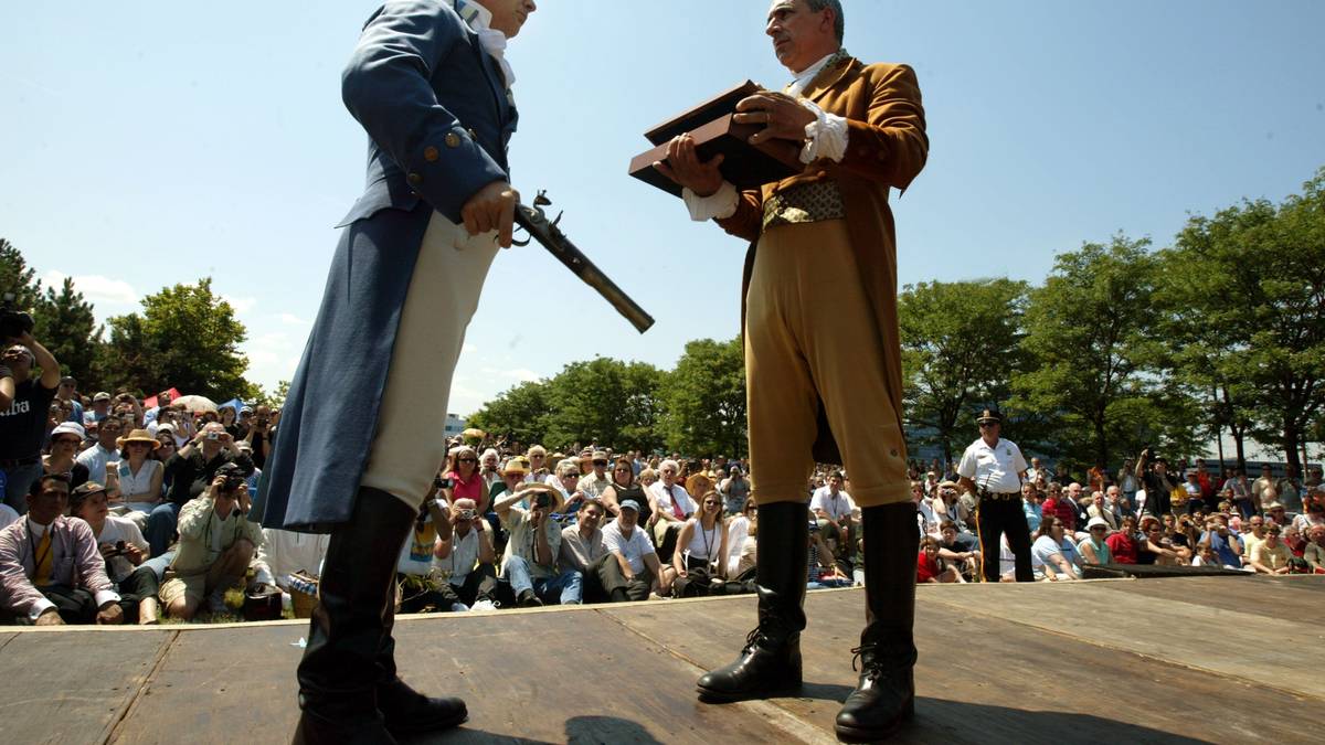 Im Gegensatz zum Taubenschießen kamen beim Pistolenduell keine Lebewesen zu Schaden. Einmalig 1906 in Athen fand der Wettbewerb statt.  Als Zielscheibe hielten Schaufensterpuppen mit Zielscheiben auf der Brust her