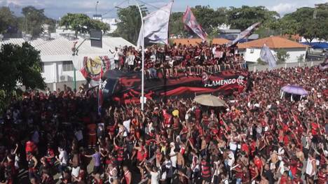 Die Fans von Flamengo drehen schon vor dem Copa-Libertadores-Finale am Samstag so richtig durch. Zunächst am Flughafen in Rio, dann in Lima, wo das Finale stattfindet, sorgten die Fans für irre Szenen.