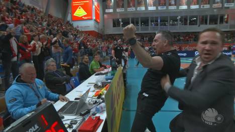 SCP-Kapitänin Laura Emonts verwandelte unter dem Jubel der 2022 Zuschauer in der ausverkauften MBS-Arena nach zwei Stunden Spieldauer den ersten Matchball.