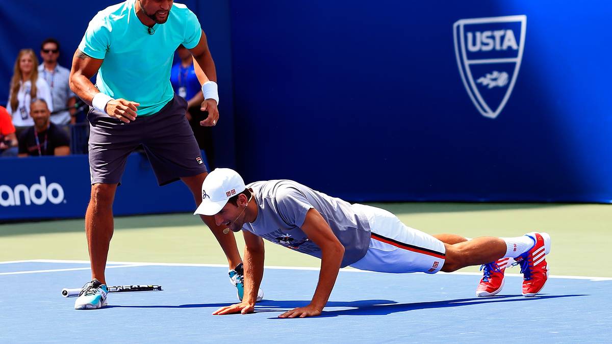 Offenbar sind dem Fitnesscoach die Bewegungen von Djokovic nicht gut genug, weshalb er zur Strafe Liegestützen machen muss