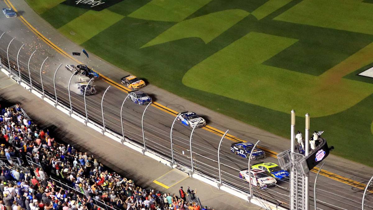 Das Auto überschlägt sich mehrfach