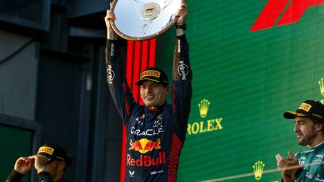 Max Verstappen ist in Australien leistungstechnisch in einer eigenen Liga unterwegs und gewinnt trotz Fehlstart und chaotischem Ende. 