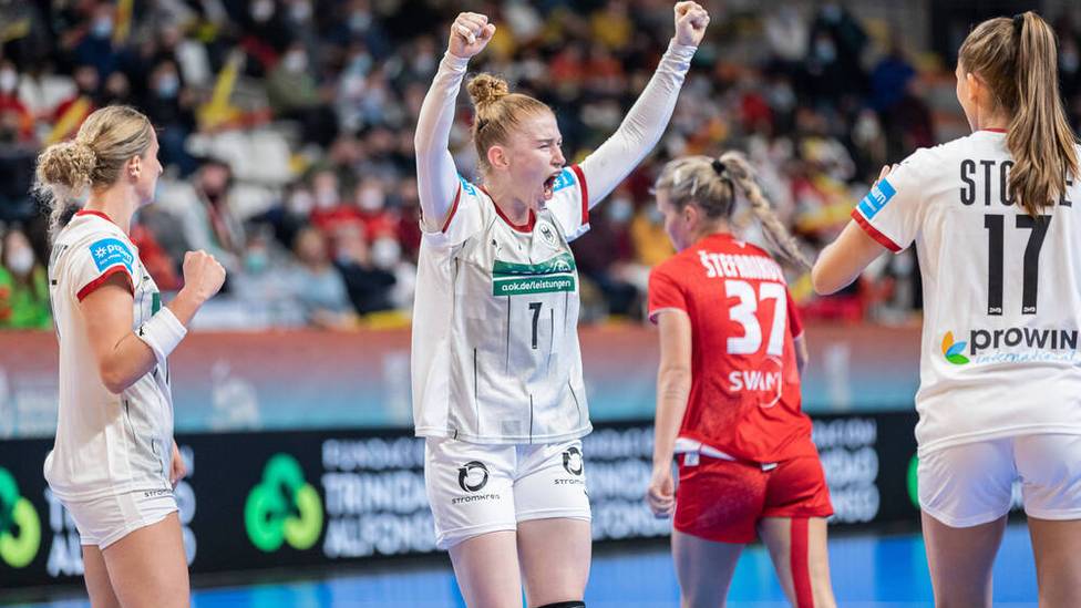 Deutschlands Handballerinnen um Meike Schmelzer (Mi.) wollen bei der WM auch gegen die Slowakei einen Sieg