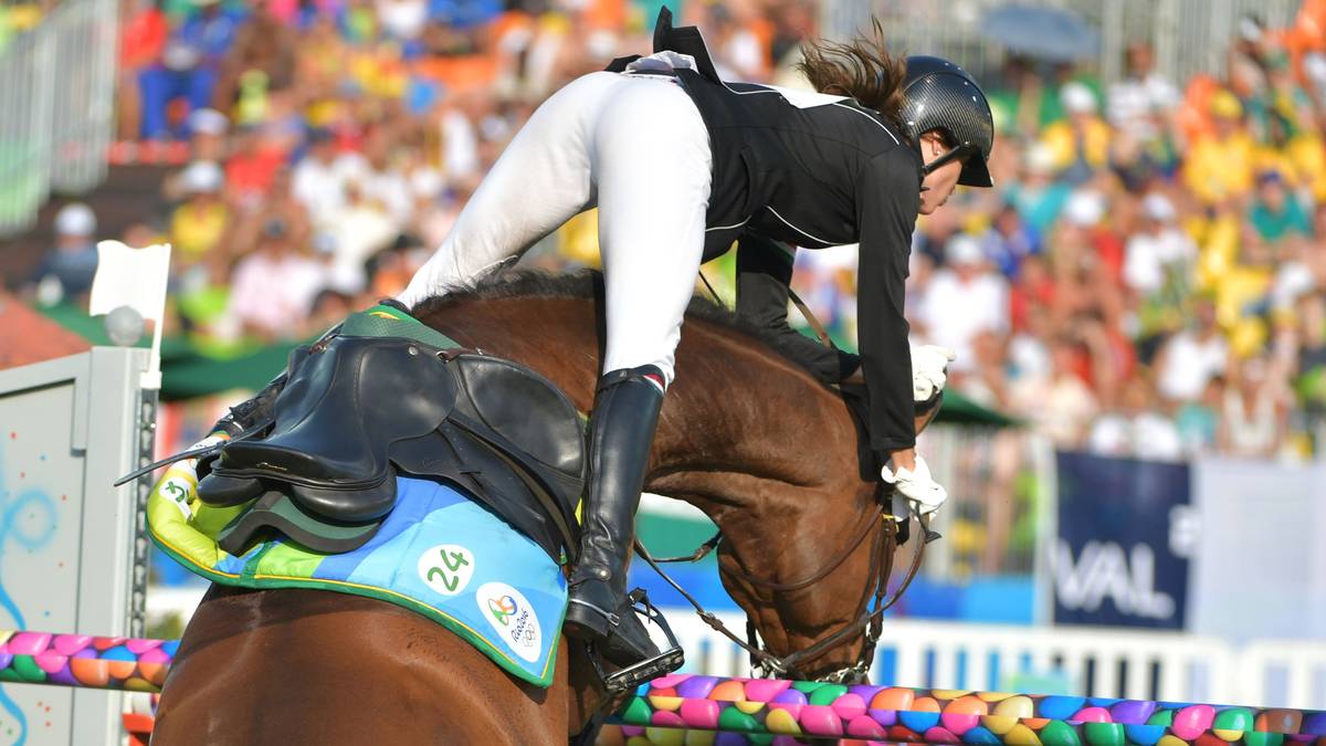 Im Modernen Fünfkampf läuft es für einige Starterinnen nicht rund, weil die zugelosten Pferde patzen. Während Lena Schöneborns "Legende" mehrfach verweigert, kommt Zsofia Foldhazi aus Ungarn zu Fall