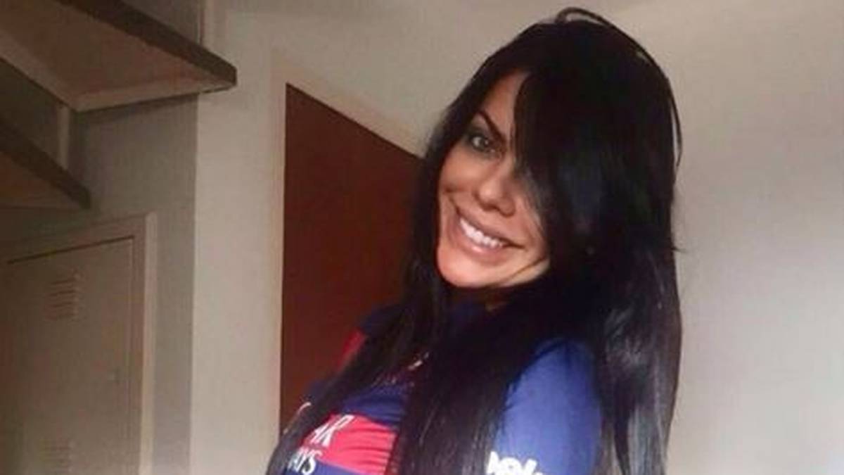 Vor dem Clasico präsentiert sie sich nur ganz knapp mit Barca-Oberteil und Barca-Ball bedeckt