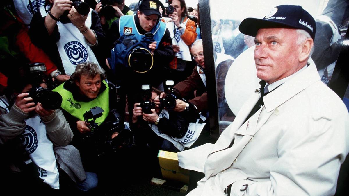 "Ich möchte jetzt beweisen, dass man in meinem Alter noch Leistung bringen kann", begründete Lattek seine Zusage: "Es gibt bei den Spielern offenbar eine Blockade im Kopf. Sie können nicht das Laufen und Spielen verlernt haben. Ich werde versuchen, die Bremsen zu lösen"