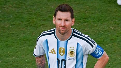 Lionel Messi beendet seine Karriere in der argentinischen Nationalmannschaft. In einem emotionalen Statement gab der Ausnahmefußballer seinen Entschluss nun bekannt.