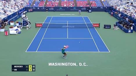 Daniil Medvedev setzte sich mit einem spektakulären Matchball gegen den Chinesen Yibing Wu durch, um das Viertelfinale in Washington zu erreichen.
