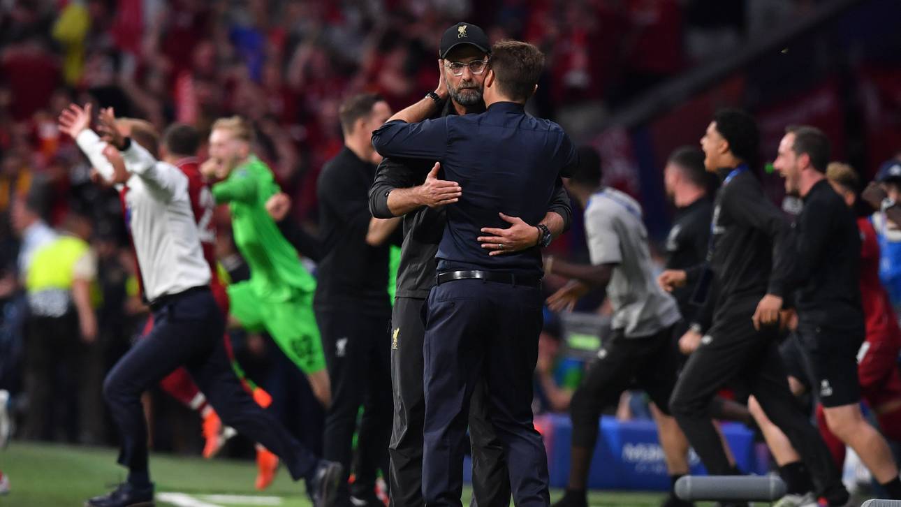 Nach Abpfiff geht Liverpool-Trainer Jürgen Klopp als allererstes zu Spurs-Coach Mauricio Pochettino
