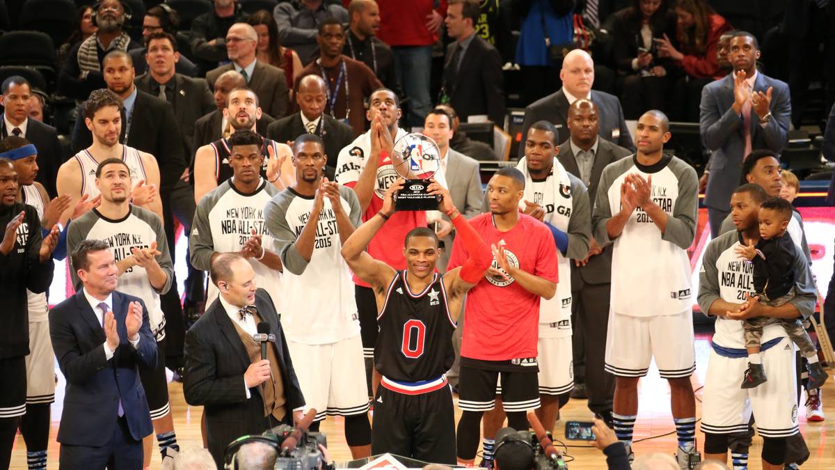 Am Ende siegt der Westen mit 163:158 - nie zuvor fallen in einem All-Star Game mehr Punkte. Mit 41 Zählern verpasst Westbrook nur hauchdünn Wilt Chamberlains Bestmarke (42) von 1962. Den MVP-Titel darf er sich aber trotzdem hochverdient abholen