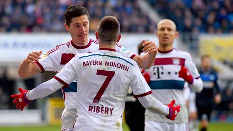 Franck Ribery vom FC Bayern München jubelt mit Robert Lewandowski und Arjen Robben