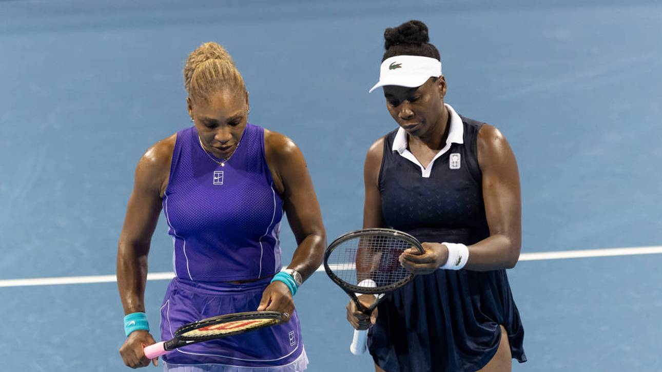 Serena Williams (l.) und Venus Williams kassierten eine Pleite