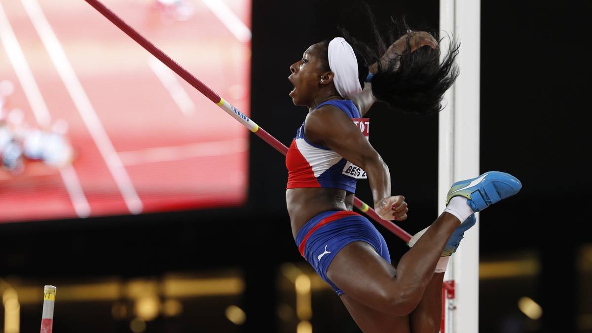 Den Sieg sichert sich Yarisley Silva  Die Kubanerin überquert im dritten Versuch die 4,95m und siegt vor Murer