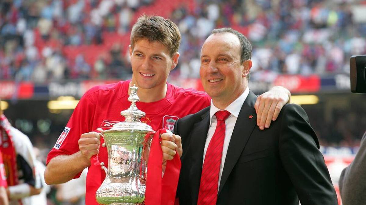 Steven Gerrard (l.) schaute sich bei Liverpool viel bei seinem Ex-Trainer Rafa Benitez ab