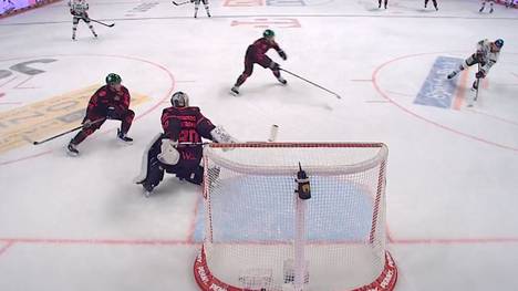 Die Augsburger Panter feiern den siebten Sieg in Serie in der DEL. Bei den Eisbären Berlin lassen sich die Augsburger weder von Rückständen noch von kuriosen Fehlschüssen aus der Ruhe bringen.