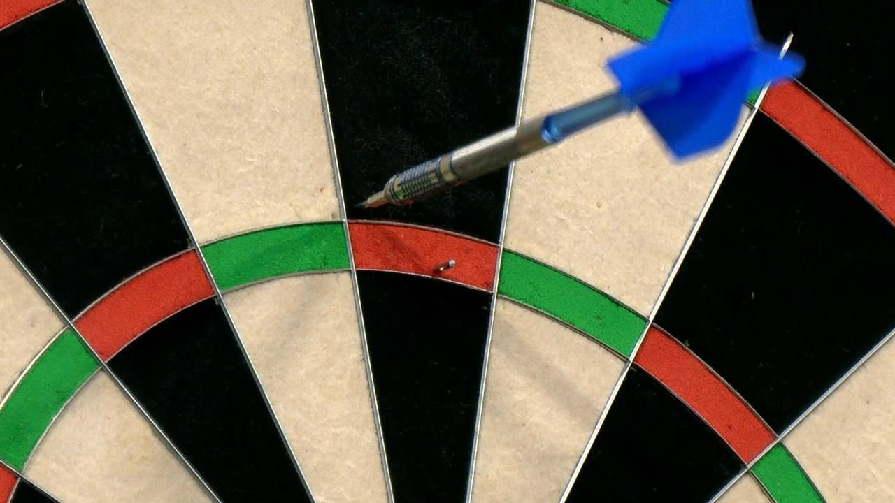 WM-Debütant siegt mit Leih-Pfeilen