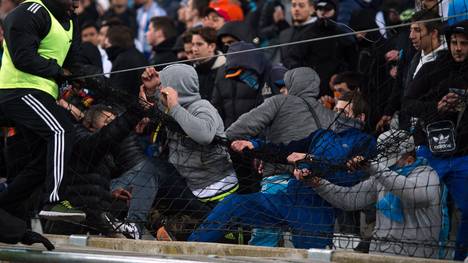 Fans von Olympique Marseille versuchen, einen Zaun einzureißen