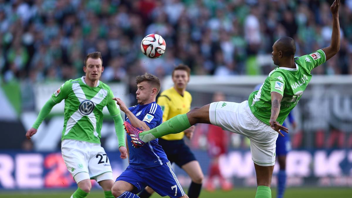 Viele harte Zweikämpfe prägen die erste Halbzeit. Kurz vor der Pause kommt Wolfsburg auf, erspielt sich die ersten dicken Möglichkeiten. Schalkes Torhüter Ralf Fährmann vereitelt