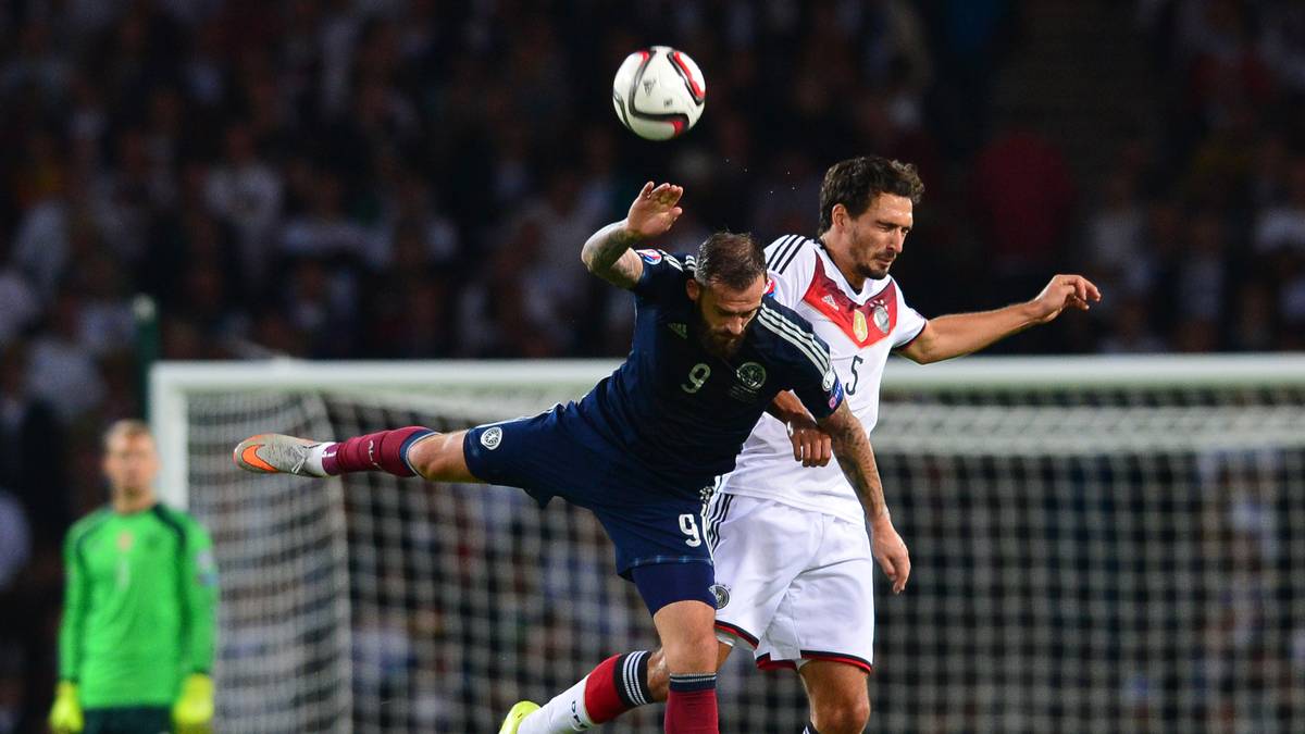 In der Folge versuchen die Gastgeber auch durch einige Wechsel noch einmal zurückzukommen, doch die Abwehr um Mats Hummels lässt nichts mehr zu. Am Ende gewinnt Deutschland das fünfte Quali-Spiel in Folge. Nun fehlt nur noch ein Punkt in der nächsten Partie gegen Irland um das EM-Ticket fix in der Tasche zu haben