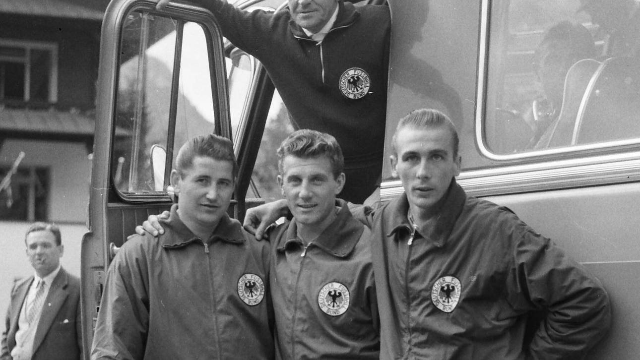 Weltmeister unter sich: Hans Schäfer (M.) Helmut Rahn (l.) und Horst Eckel