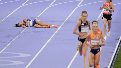 Alessia Zarbo (l.) bricht im Finale über 10.000 Meter zusammen