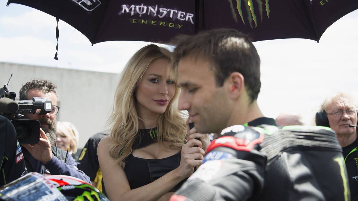 Le Mans (MotoGP): Dieses Grid Girl im europäischen Motorsport-Mekka nimmt sogar Körperkontakt auf, kurz bevor die Ampeln erlischen...