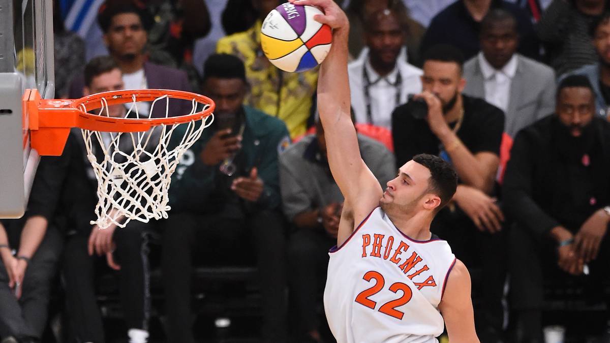 Für seinen "Rock-the-cradle-Dunk" bekam er aber nur 44 Punkte. Für das Finale qualifizierte er sich dann mit einem einhändigen Windmill, den die Jury mit einer 49 wertete