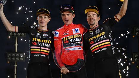 Sepp Kuss (M.) feierte seinen Vuelta-Sieg gemeinsam mit Jonas Vingegaard (l.) und Primoz Roglic