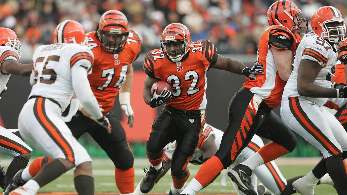 PLATZ 2: 106 PUNKTE - CLEVELAND BROWNS vs. CINCINNATI BENGALS 48:58 (2004) - Schon das zweite Mal, dass die Browns und die Bengals in diesem Ranking auftauchen. 2004 rennt Rudi Jones (Bild) die Browns mit 202 Yards in Grund und Boden Da reichen auch "nur" 251-Passing-Yards von Carlson Palmer zum 58:48-Sieg