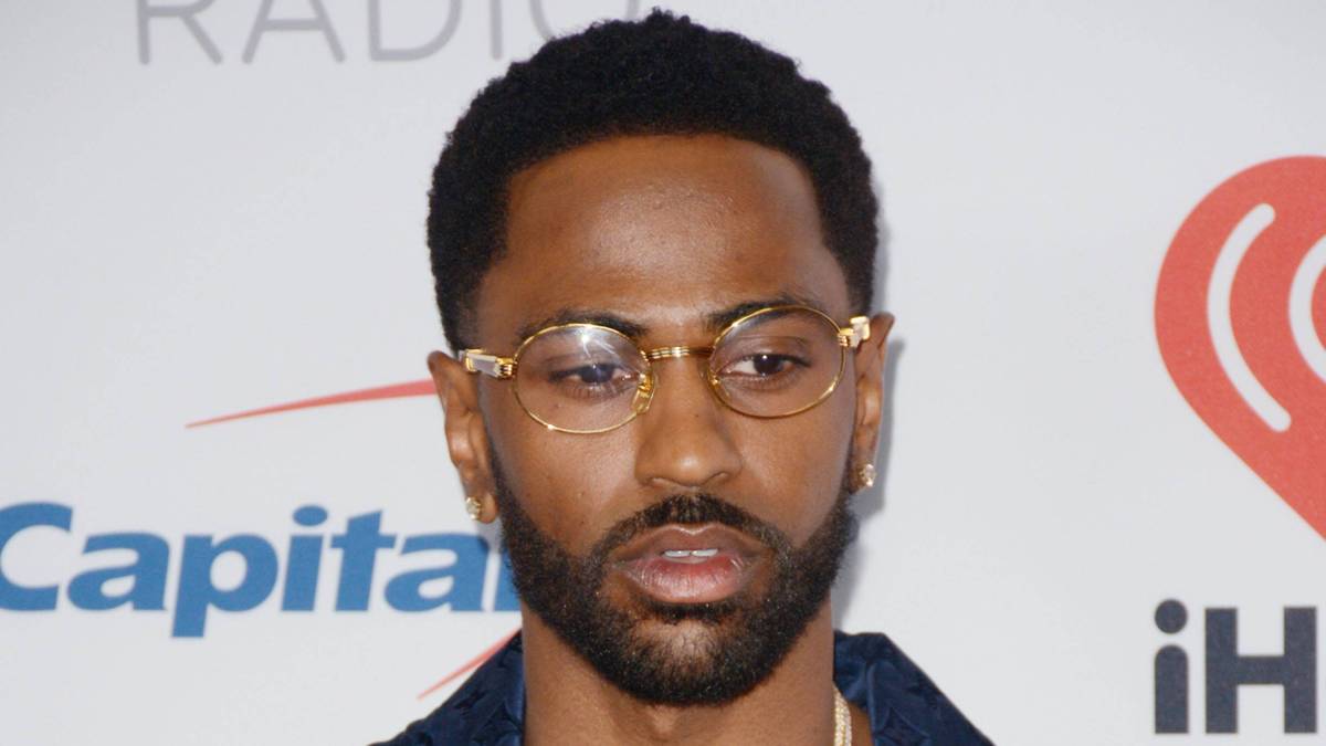 BIG SEAN: ...beim NFC Championship Games gegen die San Francisco 49ers Big Sean und seine Freundin Jhene Aiko auf der Videoleinwand eingeblendet waren, als Bildunterschrift jedoch Sarah Michelle Gellar und Freddie Prinze Jr. aufgeführt wurden