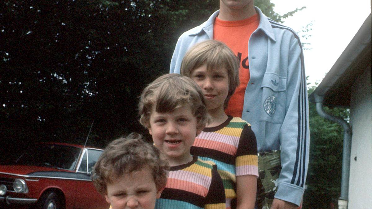 Zwischen der Geburt seines ältesten Sohnes Thomas und seiner Tochter Francesca liegen fast 40 Jahre. Als Thomas 1963 zur Welt kam, war Beckenbauer noch nicht mal volljährig, er stammt aus einer früheren Beziehung. Als Franz Brigitte heiratete, adoptierte sie ihn. 1966 und 1968 wurden Michael und Stephan geboren, die hier wie Orgelpfeifen im Siebziger-Jahre-Look mit dem Vater posieren