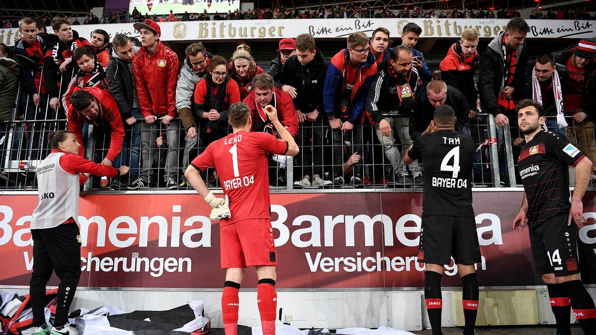 Neben Leno und Tah wagen sich auch Julian Baumgartlinger (l.) und Admir Mehmedi zu den unzufriedenen Anhängern, die nach dem Abpfiff in der BayArena verharrt sind