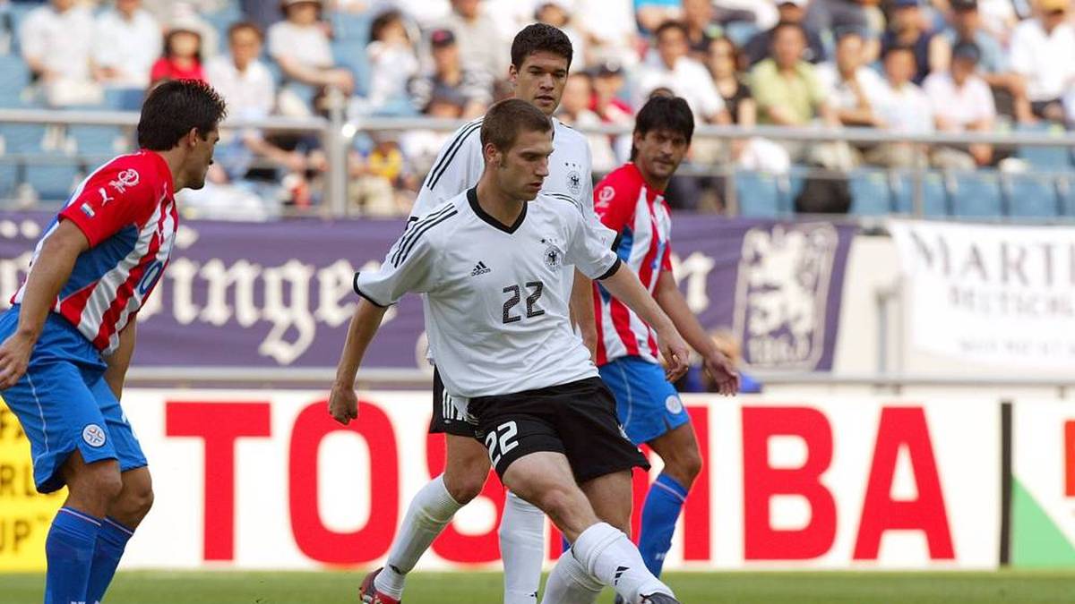 Torsten Frings (Mittelfeld): Der „Lutscher“ trug das Haar mit 25 Jahren damals noch kurz. Der Ex-Bremer wollte Karriere als Trainer machen, ist seit 2021 aber vereinslos.