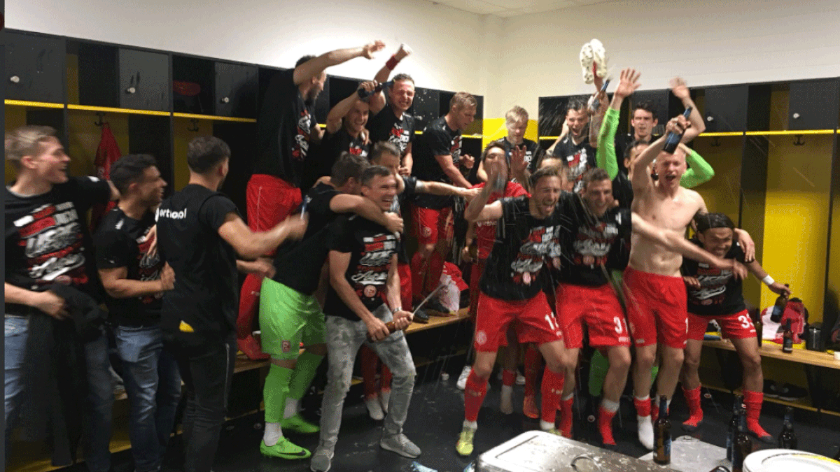 Dann gehen die Feierlichkeiten in der Kabine weiter