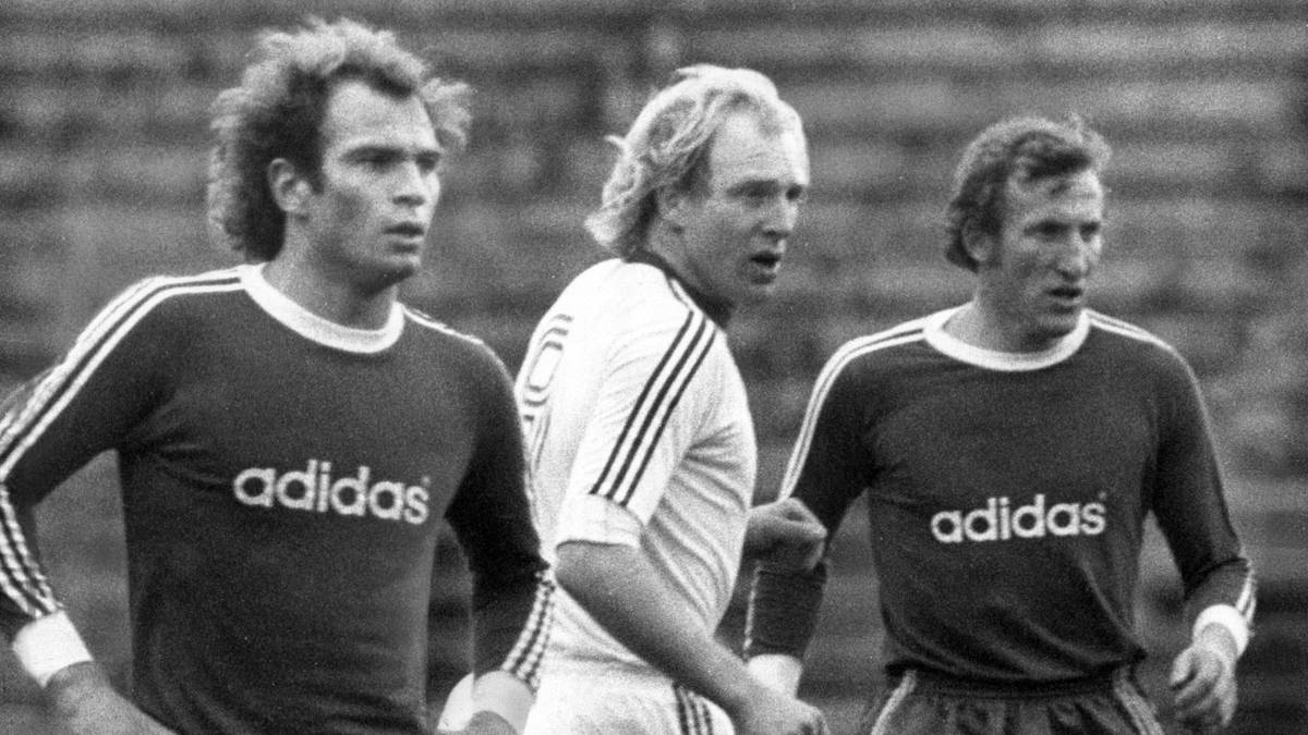 ... im Duell mit den Bayern 1976 auch auf seinen Bruder Uli