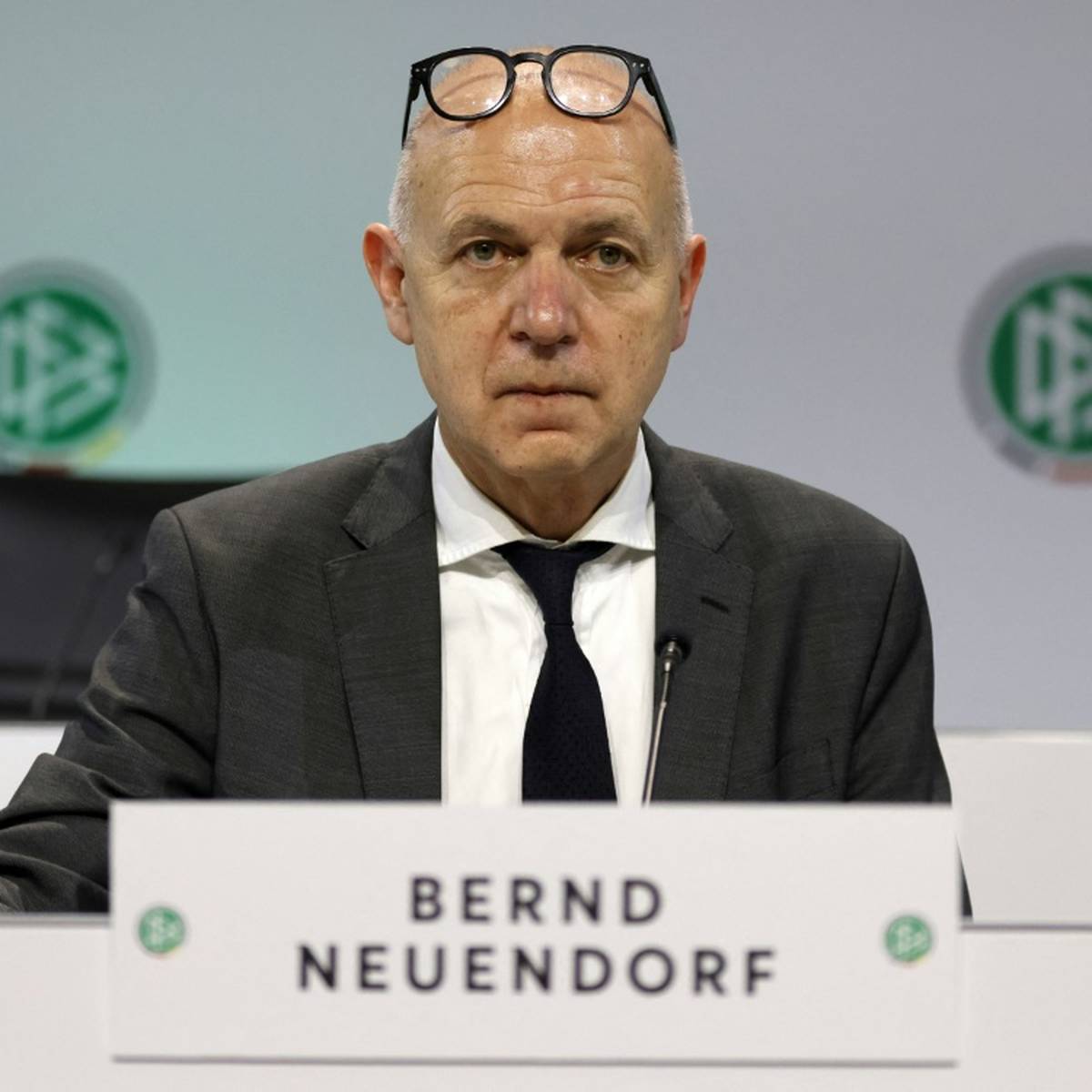 DFB-Präsident Bernd Neuendorf ist "skeptisch" bezüglich der FIFA-Parole von der "großartigsten Fußball-WM aller Zeiten" in Katar.