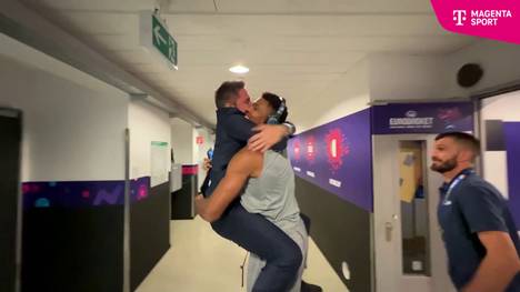 Italiens Cheftrainer Gianmarco Pozzecco musste im dritten Viertel nach seinem zweiten technischen Foul den Innenraum verlassen und ging unter Tränen in die Kabine - um dort mit Giannis zu feiern.