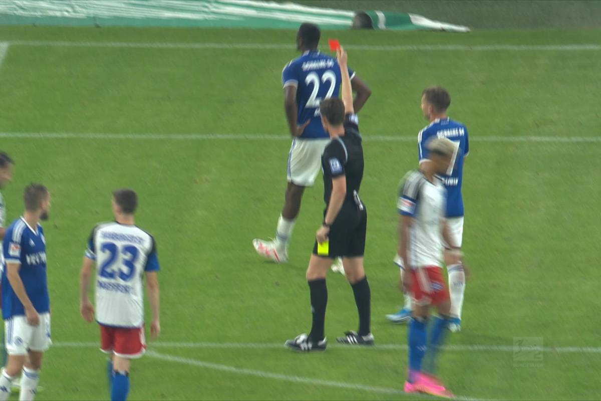 Die 2. Bundesliga startet mit einem Urknall. Der Hamburger SV sichert sich gegen den FC Schalke in der Nachspielzeit den Sieg dank Top-Torjäger Robert Glatzel, der das Volksparkstadion explodieren lässt.