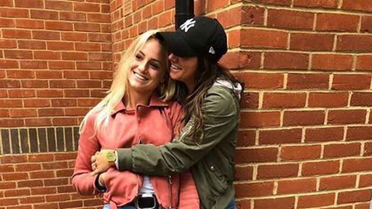 Ex-Trainerin Martina Voss-Tecklenburg ging mit dem Paar im Team entspannt um. "Die Situation ist im Frauenfussball nicht aussergewöhnlich. Ich würde erst einschreiten, wenn die eine nur noch die andere anspielen würde oder ähnliches geschehen würde. Aber die Spielerinnen sind Profis"