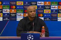 Nach der deutlichen Niederlage beim FC Barcelona stellt sich Bayern-Trainer Vincent Kompany den Fragen der Journalisten - und natürlich kommt auch ein ungeliebtes Dauerthema wieder auf.