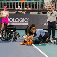 Bianca Andreescu muss erneut eine lange Ausfallzeit fürchten. Die ehemalige US-Open-Gewinnerin schreit vor Schmerzen und muss mit dem Rollstuhl vom Court gebracht werden.