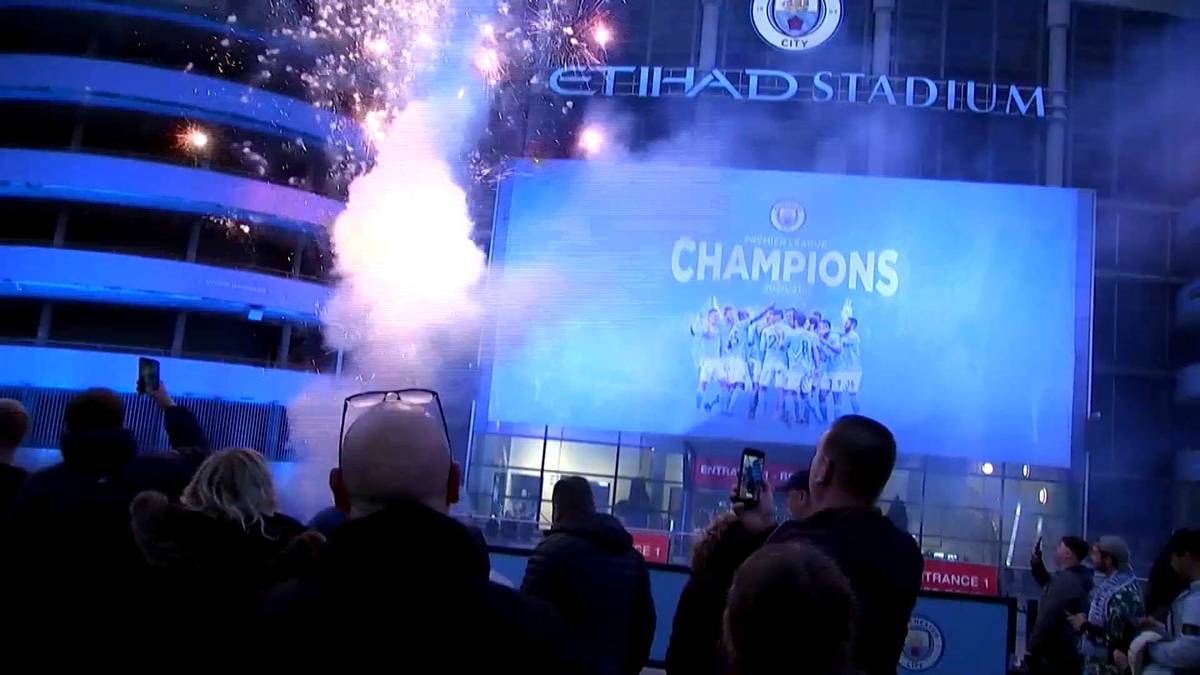 Fans von Manchester City und Pep Guardiola feiern den Meistertitel 2021